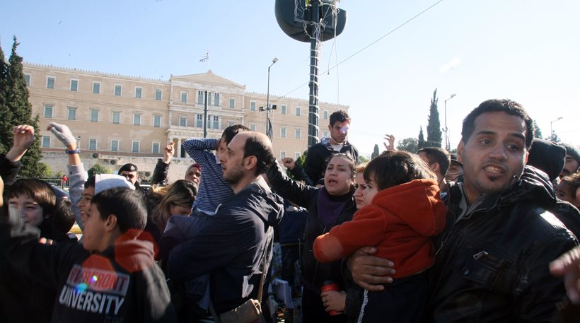 Επιχείρηση “σκούπα” στην πλατεία Συντάγματος – Αστυνομικές δυνάμεις απομάκρυναν ξημερώματα τους Σύρους πρόσφυγες