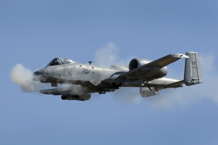 ΗΠΑ: Ρίψεις αλεξιπτωτιστών από C-17  με την κάλυψη A-10 [βίντεο]