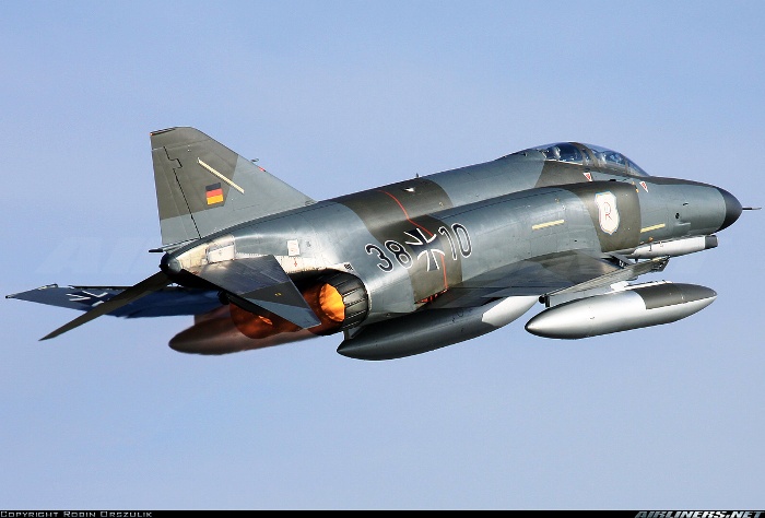 Το F-4E δείχνει τα «δόντια» του σε δύο από τις καλύτερες solo επιδείξεις