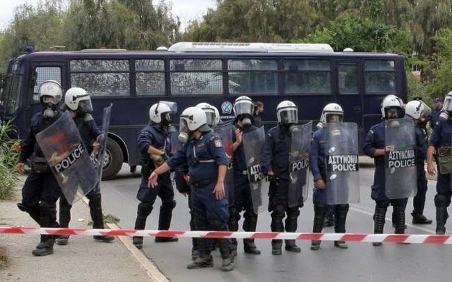 Τα ΜΑΤ σε ετοιμότητα για να τελειώσει η κατάληψη στα ΤΕΙ της Άρτας