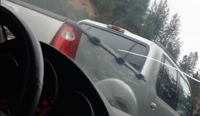 Ανισσόροπη οδηγός κυνηγά δύο κορίτσια στο δρόμο – Βίντεο με στοιχεία θρίλερ
