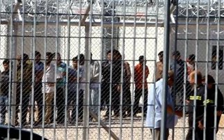 Είδη πρώτης ανάγκης από την ΕΛ.ΑΣ σε λαθρομετανάστες κρατούμενους