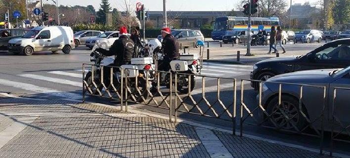 Αστυνομικοί στη Θεσσαλονίκη περιπολούσαν με σκούφους του Άγιου Βασίλη (εικόνες)