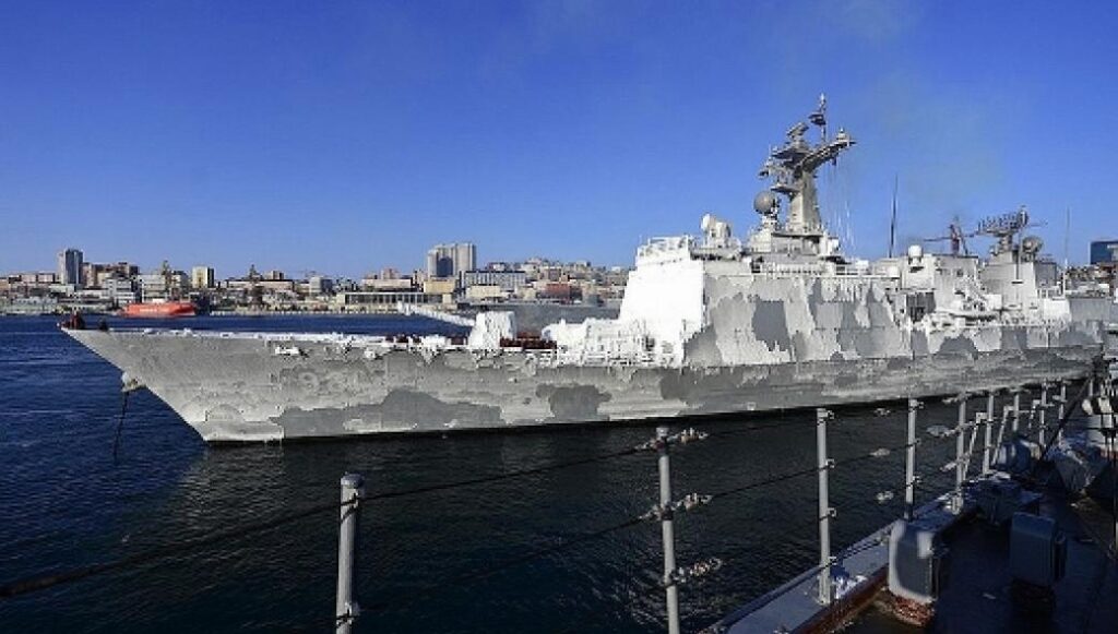 Δείτε τι στιγμή που το νοτιοκορεάτικο πολεμικό φτάνει στο Βλαδιβοστόκ σαν… κινούμενο παγόβουνο [βίντεο]