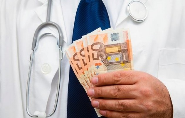 Γιατρός ζητούσε φακελάκι 900 ευρώ για επέμβαση
