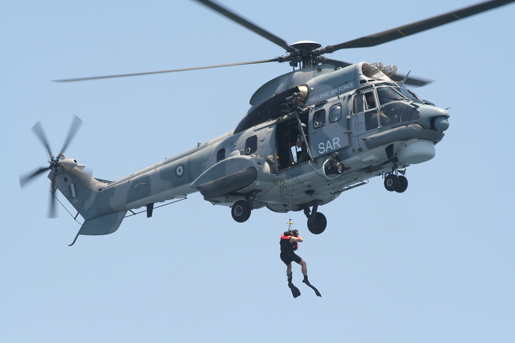 Δώδεκα άτομα έχει διασώσει το Super Puma της ΠΑ από το φλεγόμενο πλοίο- Στην περιοχή σπεύδει και δεύτερο ελικόπτερο