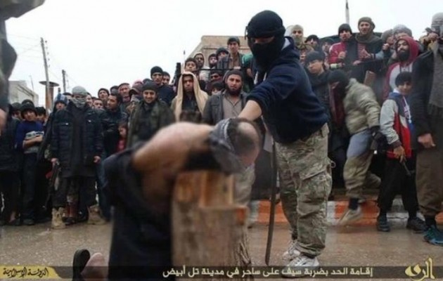Αποκεφάλισαν άνδρα στη Ράκα με την κατηγορία της μαγείας (σκληρές εικόνες)