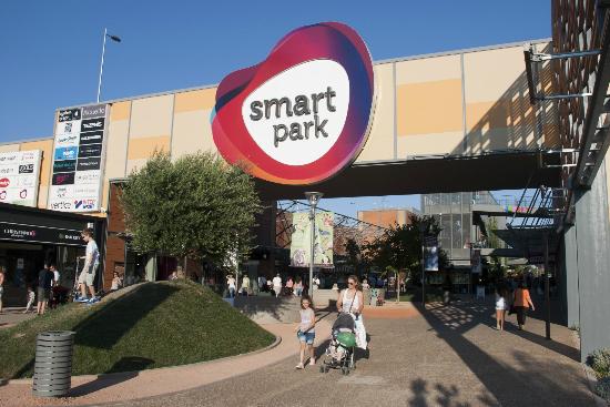 Εκκενώθηκε το Smart Park στα Σπάτα μετά από τηλεφώνημα για βόμβα