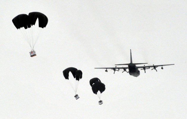 Ιρακινά ΜΜΕ: “Οι ΗΠΑ έριξαν εφόδια στους ισλαμιστές”! – Το αρνούνται οι Αμερικανοί