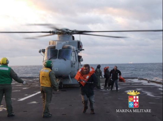 Σε ετοιμότητα πέντε ελικόπτερα των Ένοπλων Δυνάμεων για εντοπισμό αγνοουμένων του Norman Atlantic