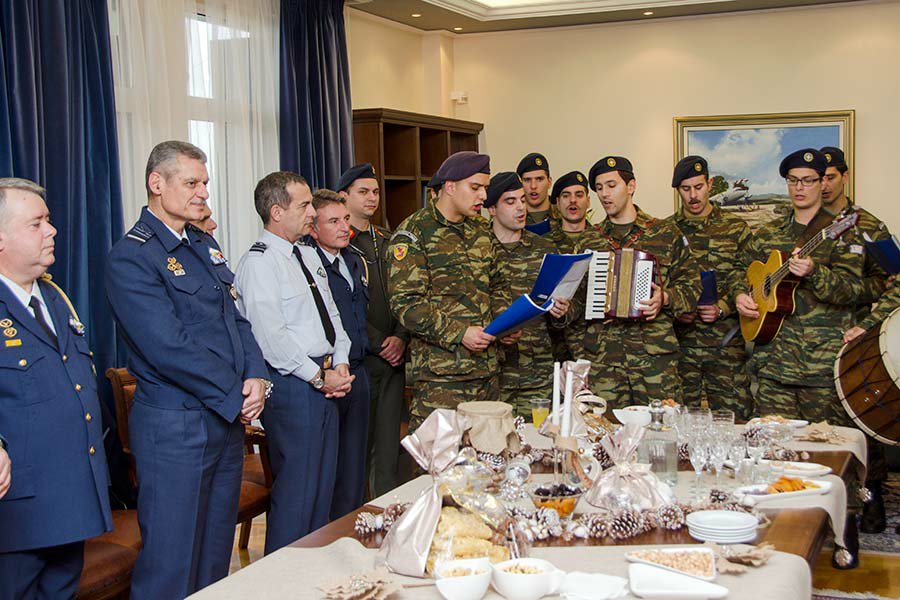 Πρωτοχρονιάτικα Κάλαντα στον Αρχηγό ΓΕΑ