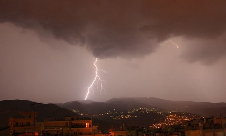 Πλημμύρισαν σπίτια και δρόμοι στα Χανιά