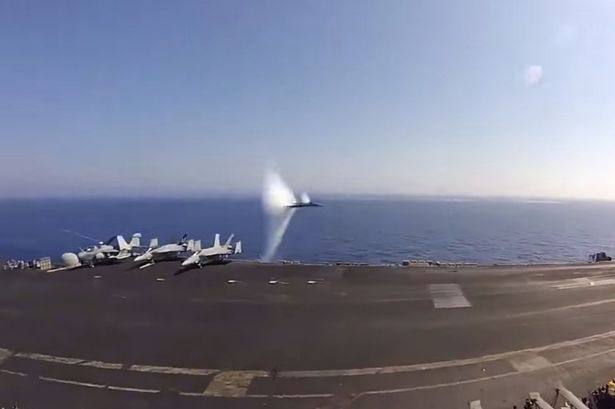 Η στιγμή που μαχητικό F-18 σπάει το φράγμα του ήχου [βίντεο]