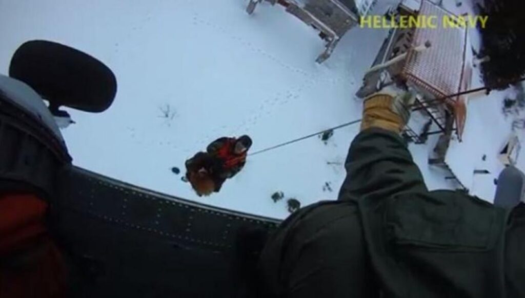 Εντυπωσιακό βίντεο: Η διάσωση των τριών ατόμων από το Πολεμικό Ναυτικό στη Δίρφη