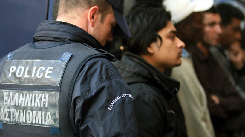 Eδεσσα: Σε ξύλινη κρύπτη μέσα σε όχημα βρέθηκαν 14 λαθρομετανάστες