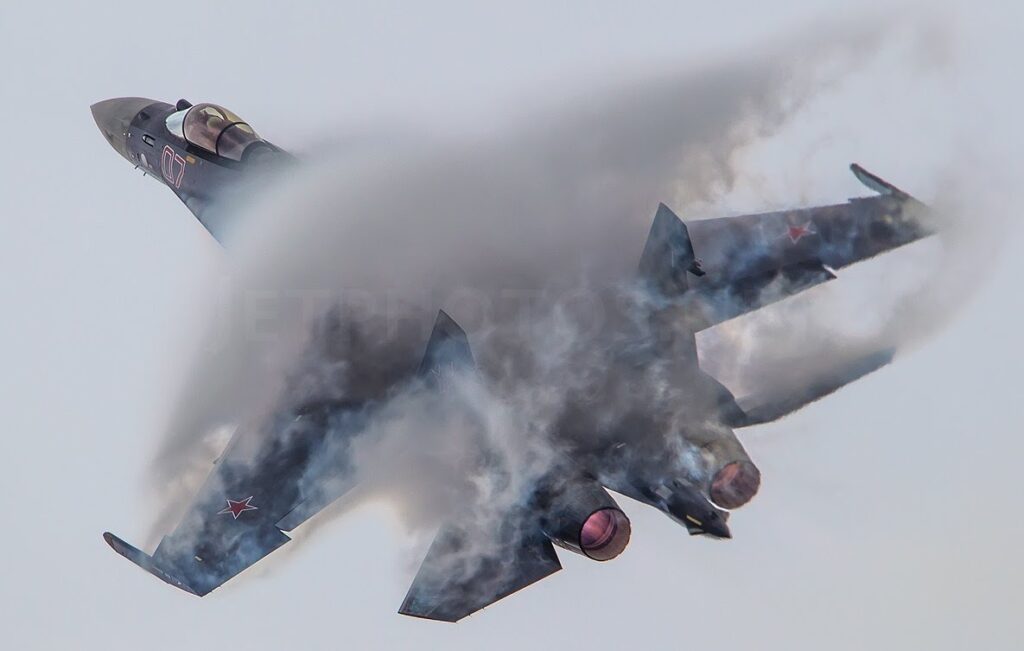 Μαχητικά Sukhoi και MIG σε απίστευτους ελιγμούς