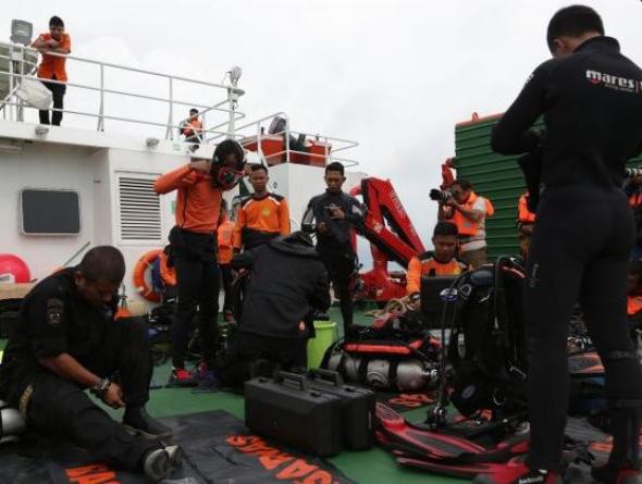 AirAsia: Δυσκολεύεται η περισυλλογή σορών λόγω κακοκαιρίας