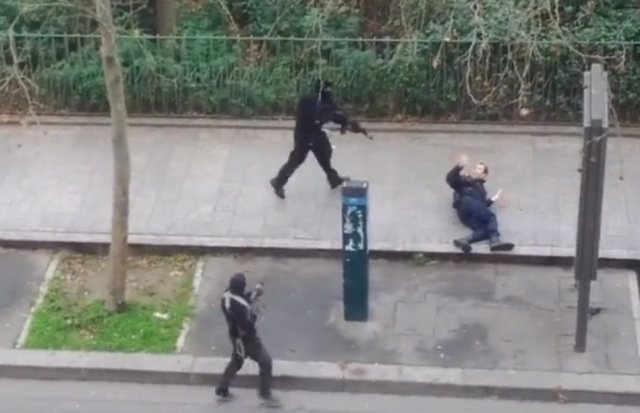 Σοκαριστικό βίντεο από Παρίσι: Δολοφονούν εν ψυχρώ με σφαίρα στο κεφάλι Γάλλο τραυματισμένο αστυνομικό