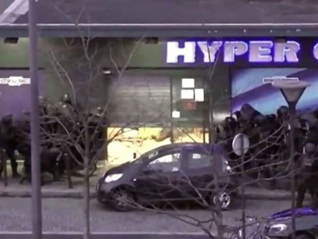 Γαλλία: Η στιγμή της αστυνομικής επιχείρησης στο παντοπωλείο [βίντεο]