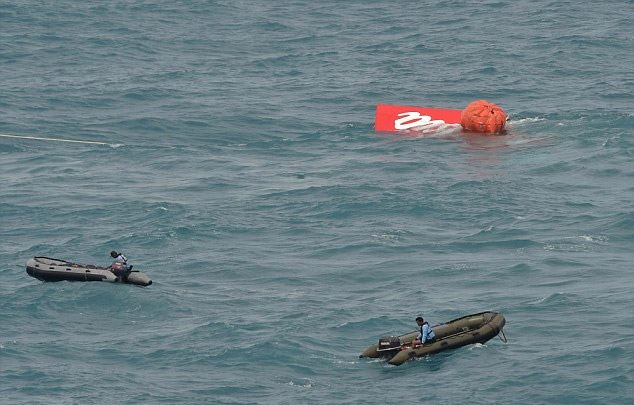 AirAsia: Ανασύρθηκε μέρος της ουράς του αεροσκάφους [εικόνες, βίντεο]