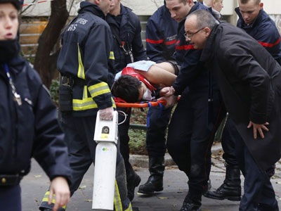 Πέντε ύποπτοι υπό κράτηση για τα χτυπήματα στη Γαλλία