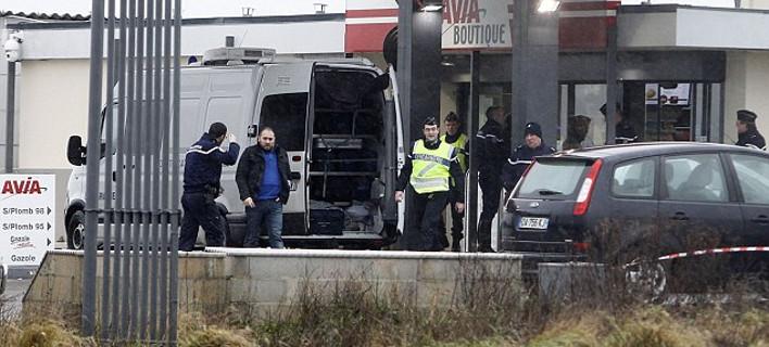 Φωτογραφίες ντοκουμέντο: Οι μακελάρηδες του Charlie Hebdo όταν ληστεύουν βενζινάδικο (εικόνες)