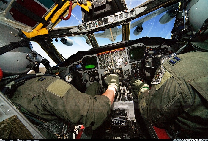 Δείτε εντυπωσιακή επίδειξη B-52H μέσα από το πιλοτήριο