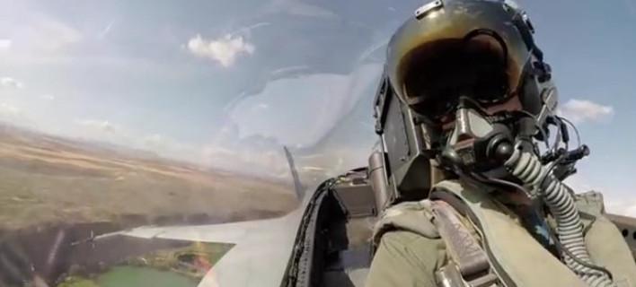 Πτήση μέσα από το πιλοτήριο ενός μαχητικού F-18 [βίντεο]