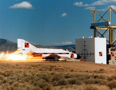 Αεροσκάφος F-4 Phantom II δοκιμάζει την αντοχή πυρηνικού εργοστασίου! [βίντεο]