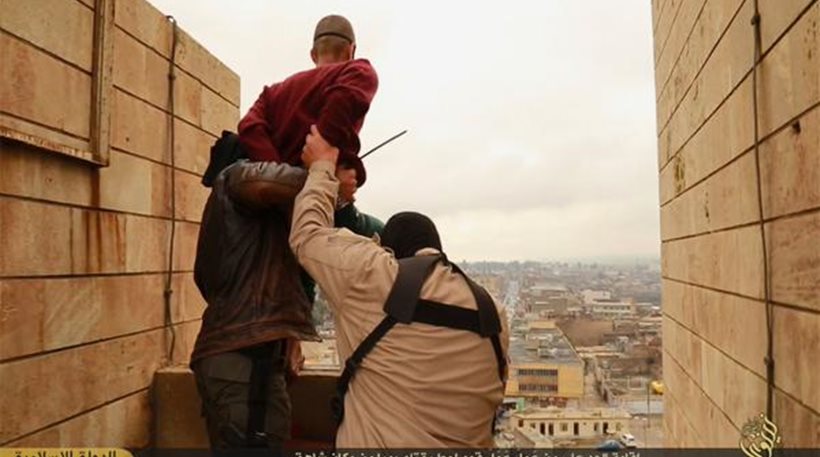 ISIS: Εκτελεί όποιον βρει μπροστά της – Πετούν ομοφυλόφυλους από κτίρια