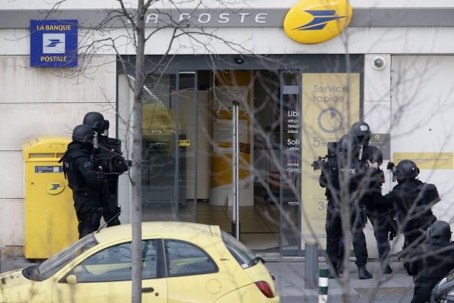 Τέλος στην ομηρία στο ταχυδρομείο στο Παρίσι – Στα χέρια της αστυνομίας ο δράστης
