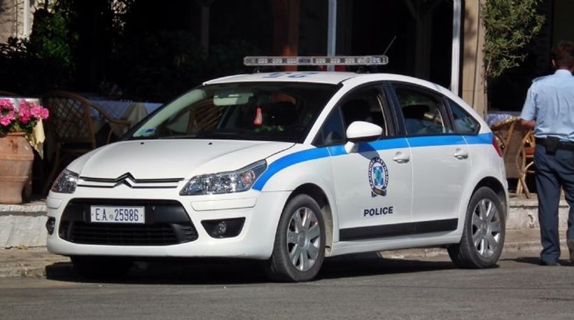 Κέρκυρα: Ο άντρας φύλαγε τσίλιες και οι γυναίκες άνοιγαν σπίτια