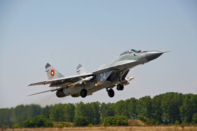 Μαχητικά MIG-29 της βουλγαρικής Αεροπορίας συνοδεύουν C-17 της USAF [εικόνες]