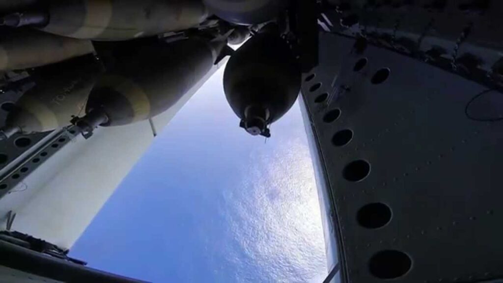 Ρίψη βομβών από βομβαρδιστικό τύπου Β-52Η [βίντεο]