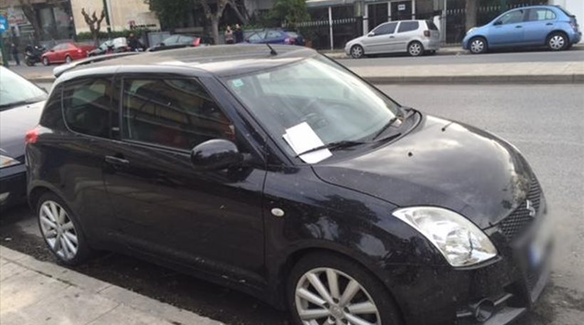 Φάκελος με προκήρυξη σε σταθμευμένο αυτοκίνητο έξω από τη “Ναυτεμπορική”