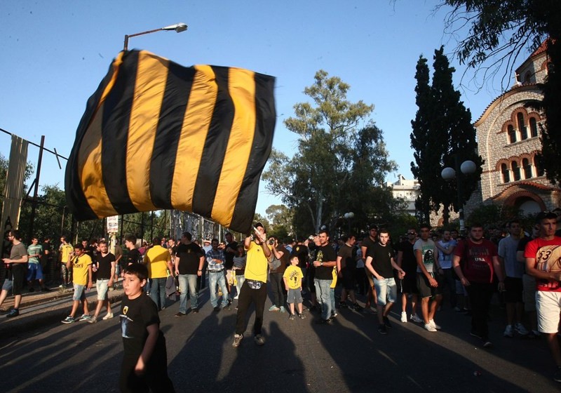 ΑΕΚ κατά ΣΥΡΙΖΑ και Ολυμπιακός κατά ΝΔ – Οπαδοί της Original κατέστρεψαν εκλογικό περίπτερο του κόμματος