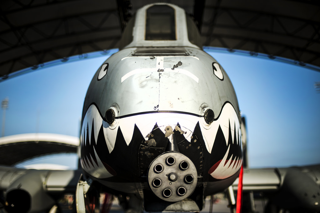Η στιγμή που το θηριώδες πυροβόλο των A-10 καταστρέφει θέσεις τζιχαντιστών στην Μοσούλη [βίντεο]