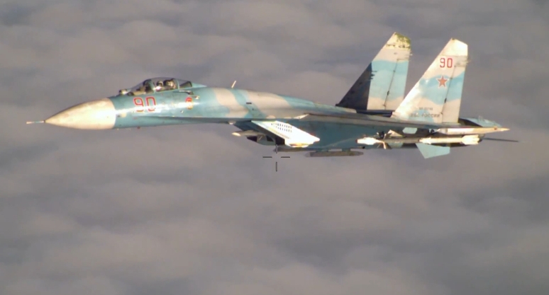 Βαλτική: Μαχητικό Su-27 παρακολουθεί πορτογαλικό P-3C [βίντεο]