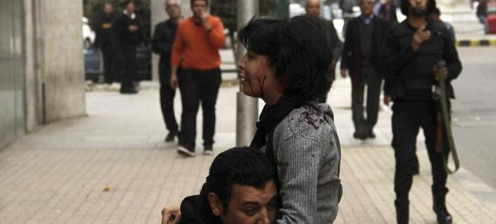 Εικόνες σοκ: Γυναίκα πέφτει νεκρή από τα πυρά αστυνομικού στην Αίγυπτο