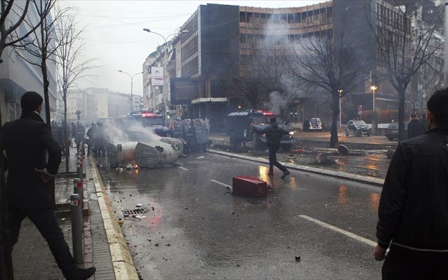 Κόσοβο: Τα χειρότερα επεισόδια διαδηλωτών και αστυνομίας από το 2008 (Βίντεο)
