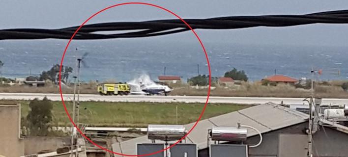 Τρόμος στη Ρόδο: Λάστιχο αεροσκάφους σκάει στην προσγείωση (εικόνες, vid)