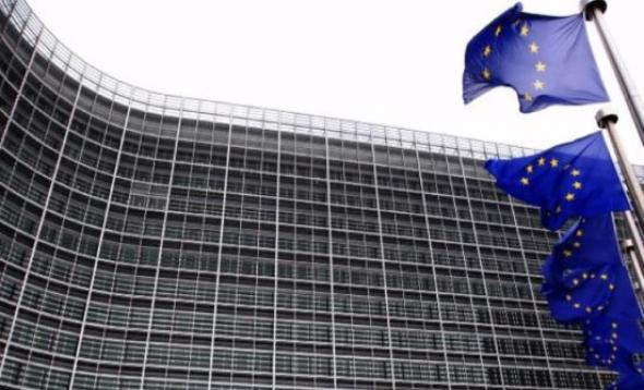 Συναγερμός στις Βρυξέλλες: Άνδρας με αλυσοπρίονο έξω από το Ευρωκοινοβούλιο