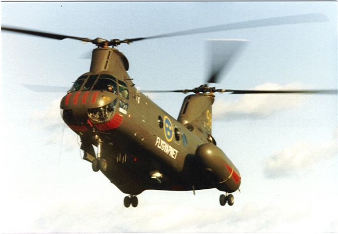 Ελικόπτερο CH-46 σε μια εκπληκτική πτήση ελιγμών [βίντεο]