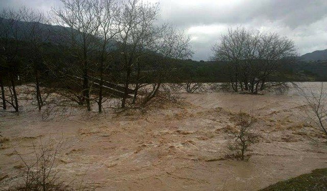 Ανοιχτές πληγές άφησε πίσω της η κακοκαιρία – Χωριά εκκενώθηκαν, σημειώθηκαν κατολισθήσεις, υπερχείλισαν ποτάμια