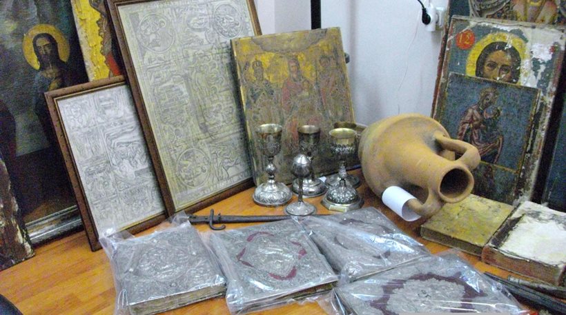 Αρχαιοκάπηλος έστηνε για πέντε χρόνια «μουσείο» με εικόνες και πήλινα αγγεία