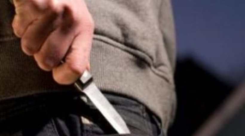 Κάτω Αχαΐα: Ληστεία υπό την απειλή μαχαιριού σε ψιλικατζίδικo