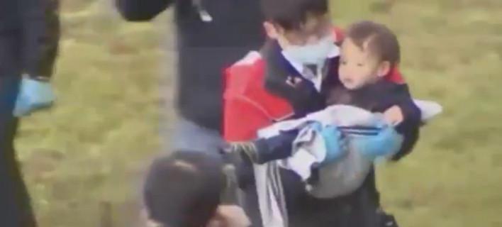 Νήπιο απεγκλωβίστηκε από το ημιβυθισμένο αεροσκάφος στην Ταϊβάν (βίντεο)