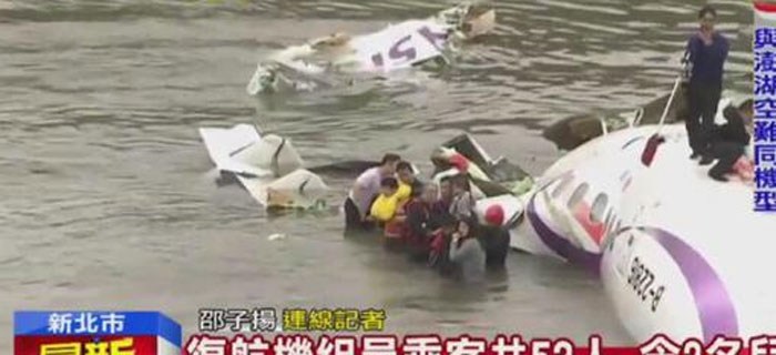 Νέα τραγωδία: Συνετρίβη αεροπλάνο της TransAsia στην Ταϊβάν – Δείτε τη στιγμή που το αεροπλάνο χτυπάει στη γέφυρα (εικόνες, vid)