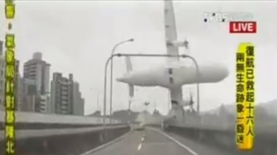 TransAsia: Ο πιλότος κρατούσε ακόμη το χειριστήριο μέσα στο κόκπιτ όταν βρέθηκε το πτώμα του (vid)
