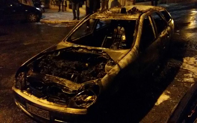 Eπίθεση σε περιπολικό της ΕΛΑΣ στα Εξάρχεια